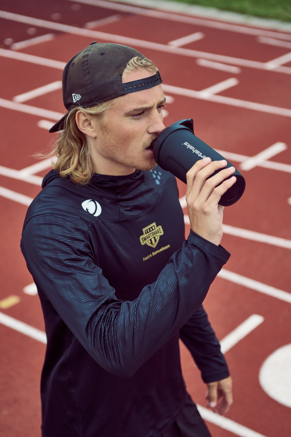 Atleta pije iz šejkera Reforce tokom treninga