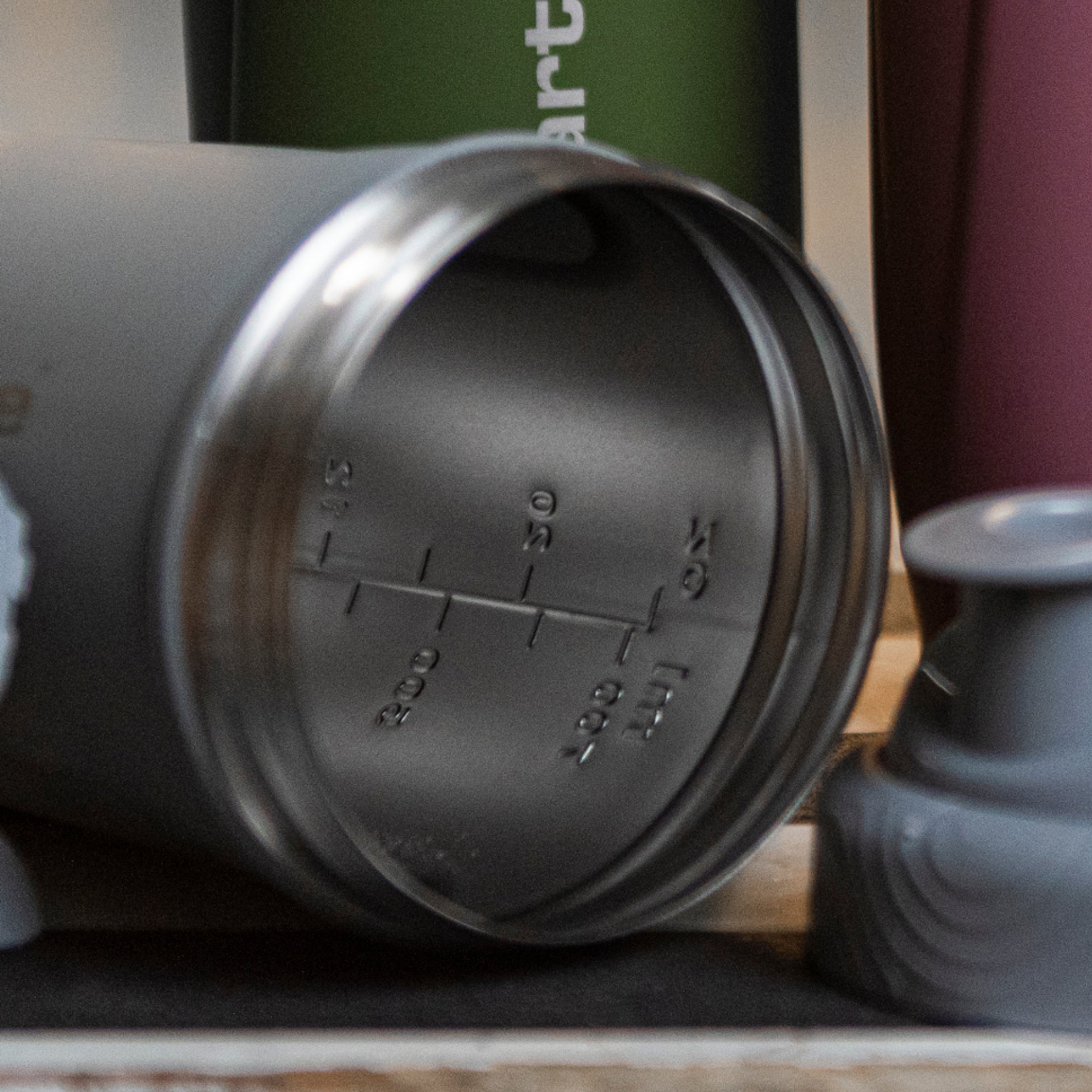 Šejker Reforce ima ugravirane mjere iznutra i spolja olakšavaju praćenje recepata.