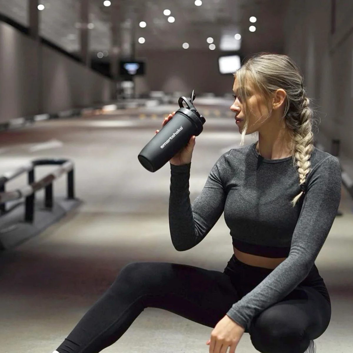 Žena pije iz šejkera Reforce